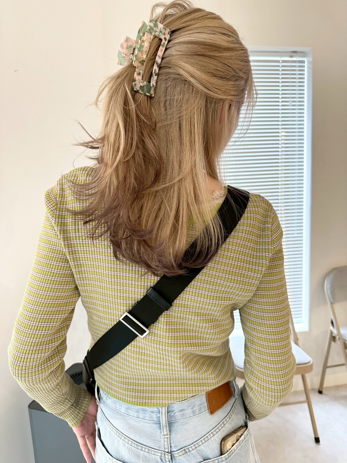 ブロンドベースのブラウンインナーカラーハーフアップ（後ろ姿、ヘアクリップ）