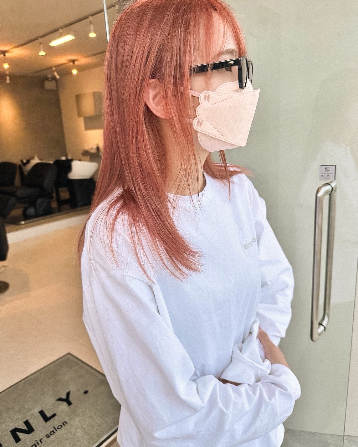 コーラルピンクのロングヘア（横顔、マスクとメガネ着用）