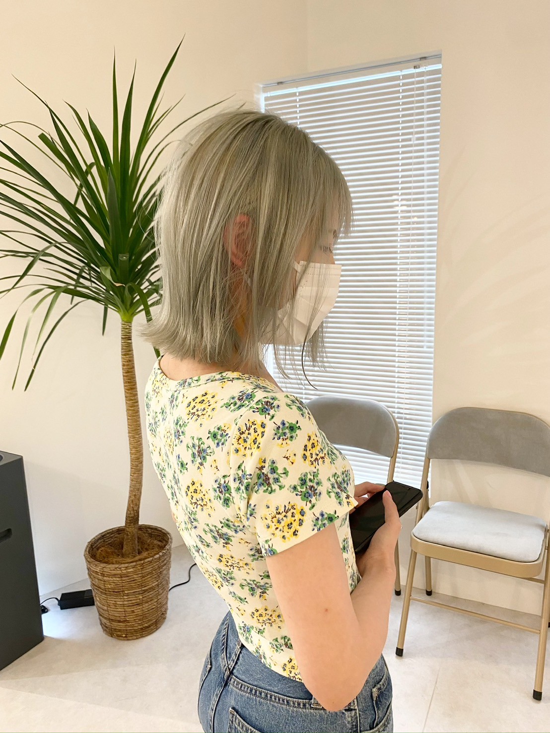 ミントアッシュのショートボブ（横顔、マスク姿、スマートフォン操作中）