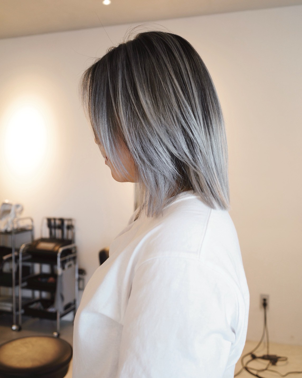 シルバーアッシュ系のレイヤーミディアムヘア（横顔）
