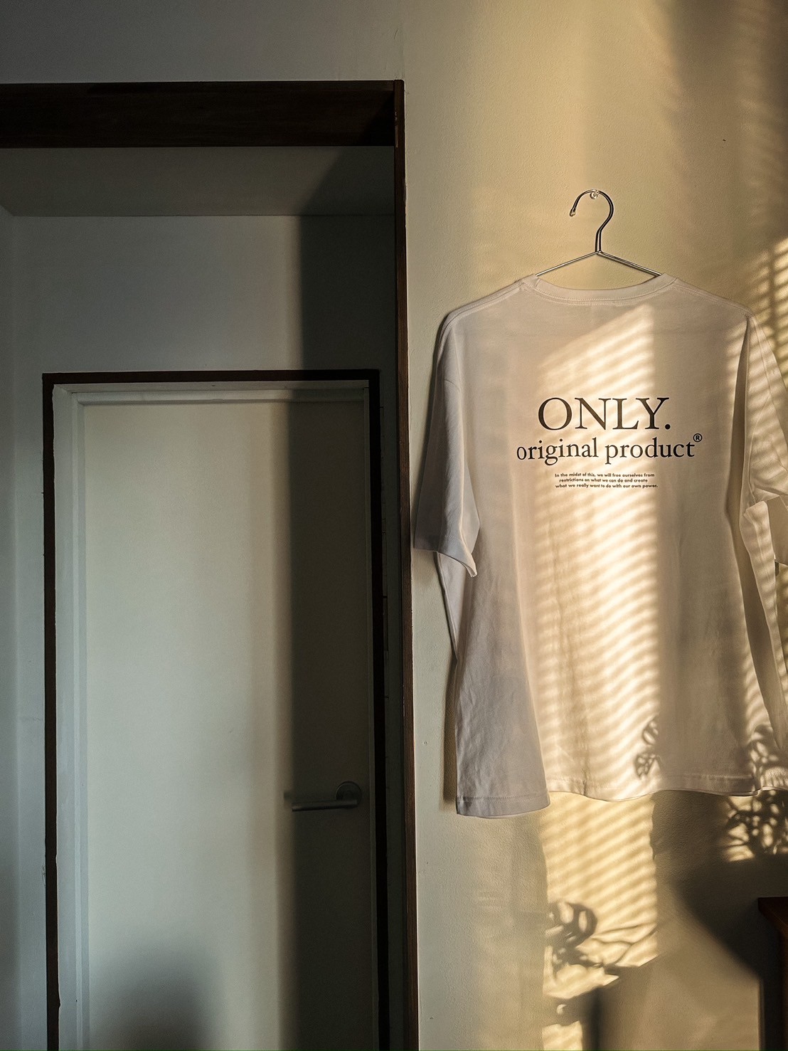 ブラインドの影が映るONLY.オリジナルTシャツ