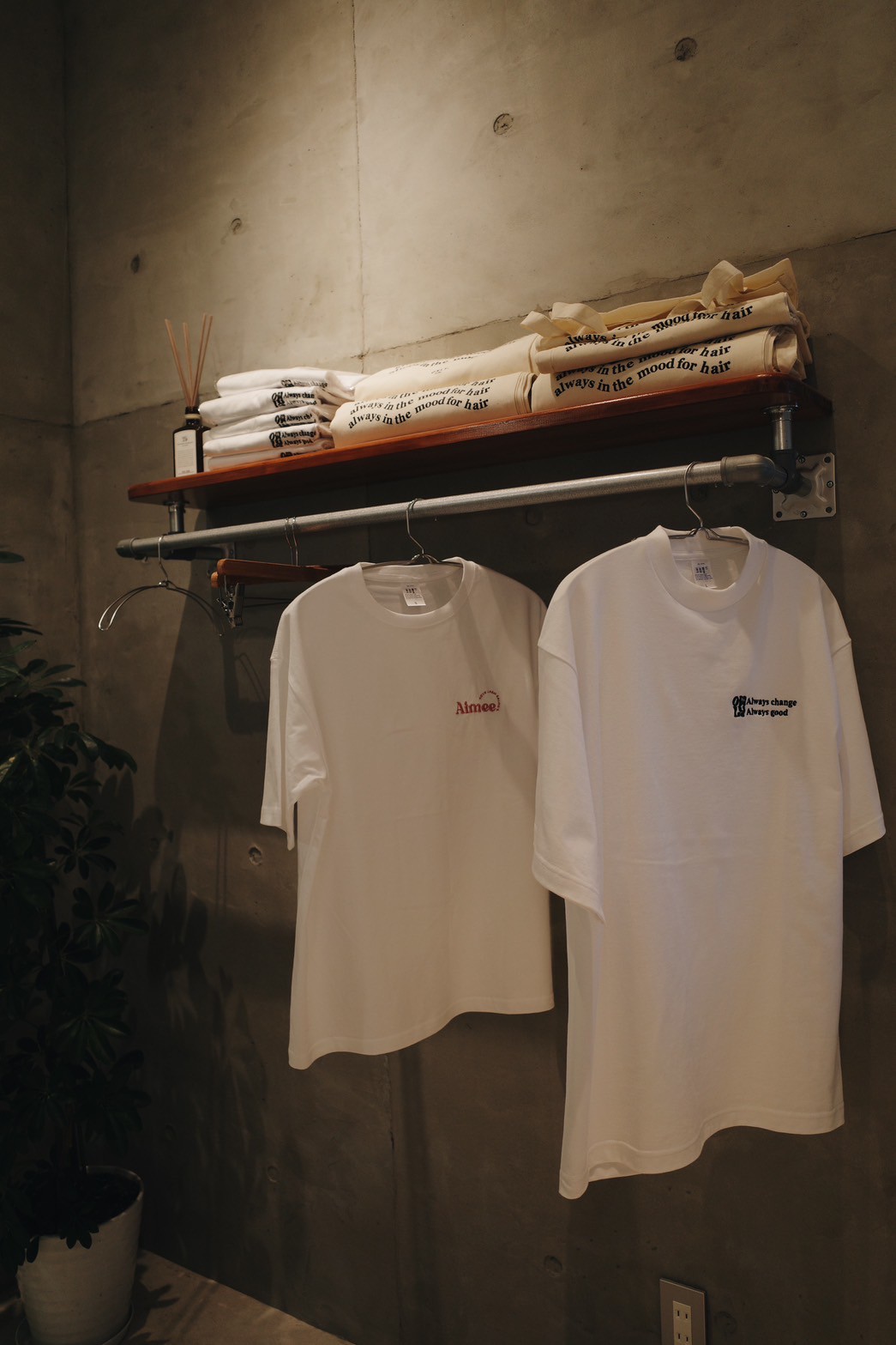 ハンガーラックに並ぶONLY.オリジナルTシャツ