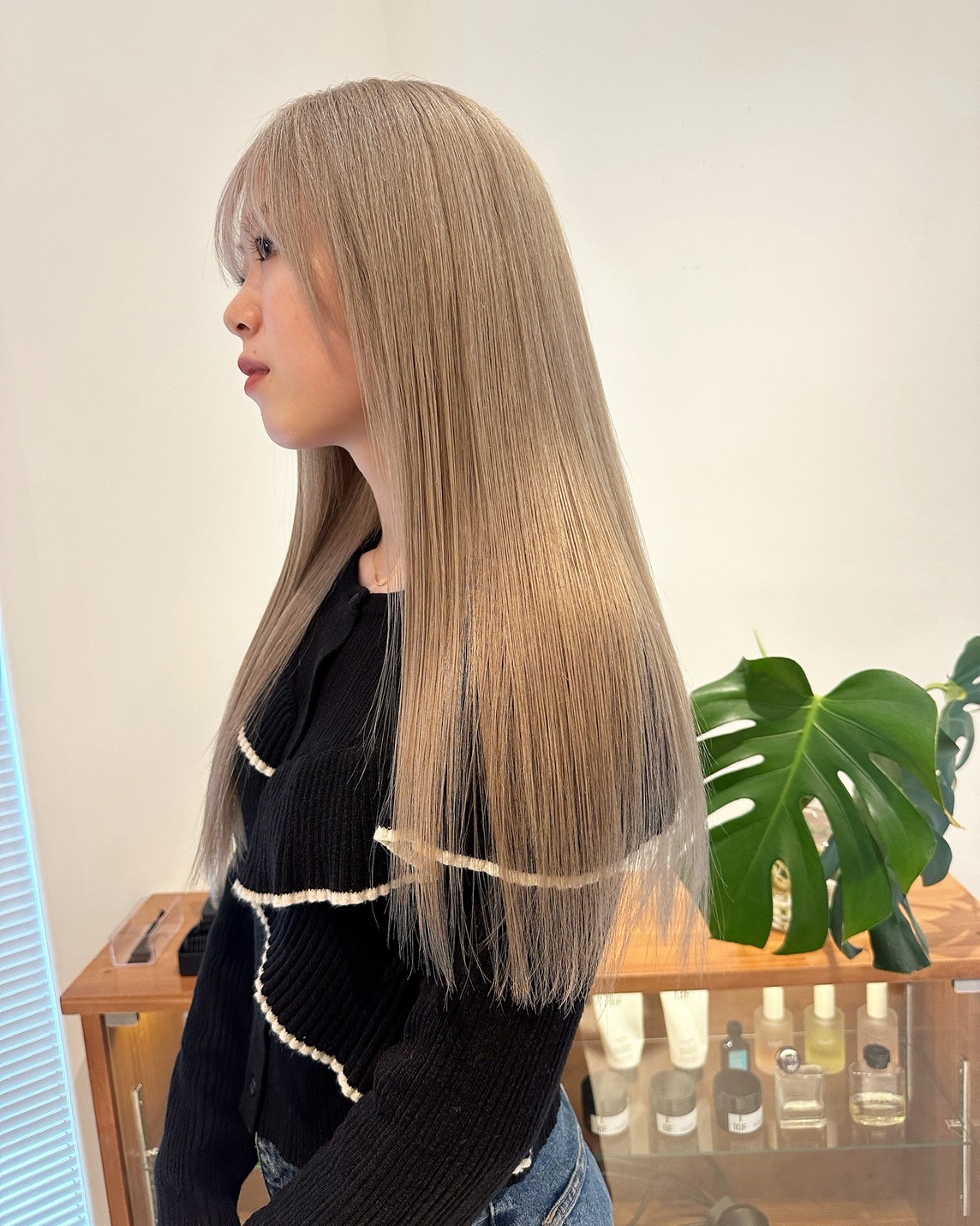 アッシュベージュ系の艶やかストレートロングヘア（横顔）