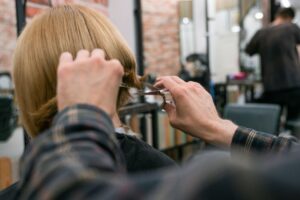 伊勢崎で当日予約できる美容室を探している女性が美容院でヘアカットを受けているイメージ画像